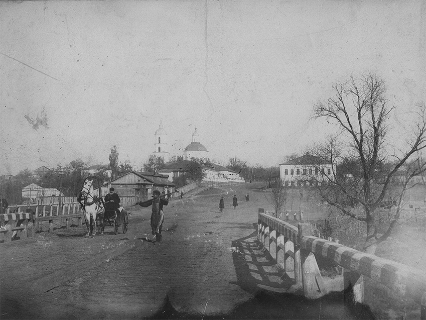 Місток на греблі. Вид на місто Валки з Посуньок. 1902 рік